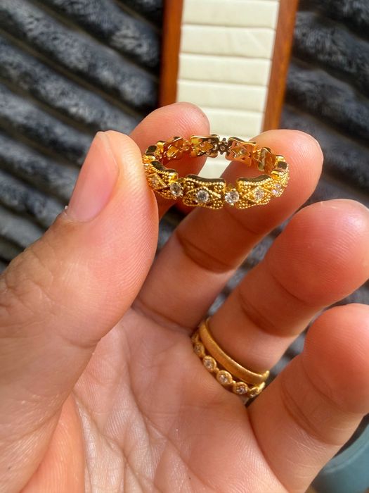 Anel Vazado Empilhável com Zircônias Estilo Almofada – Tamanho 7 ring