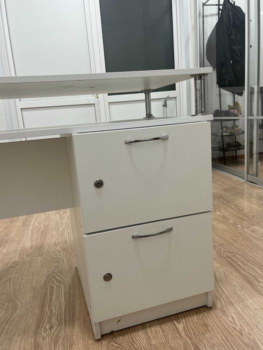 Продам манікюрний стіл