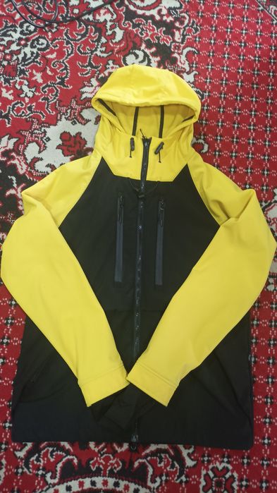 Продам вітрівку Staff