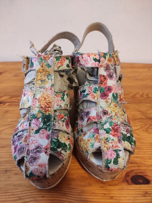 Sandália coloridas com Cunha