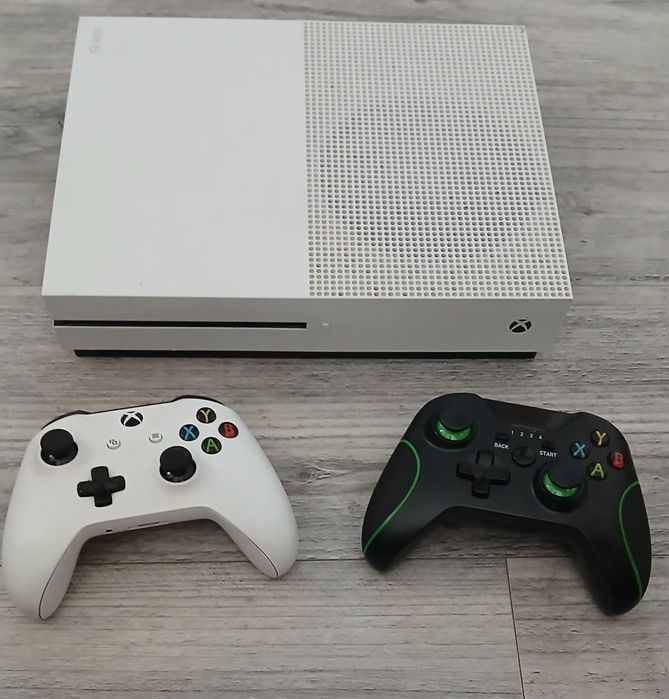X box One S z grami i padami