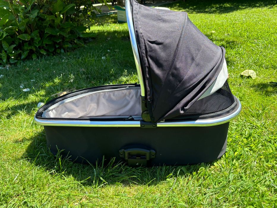 Carrinho com cadeiras e alcofa