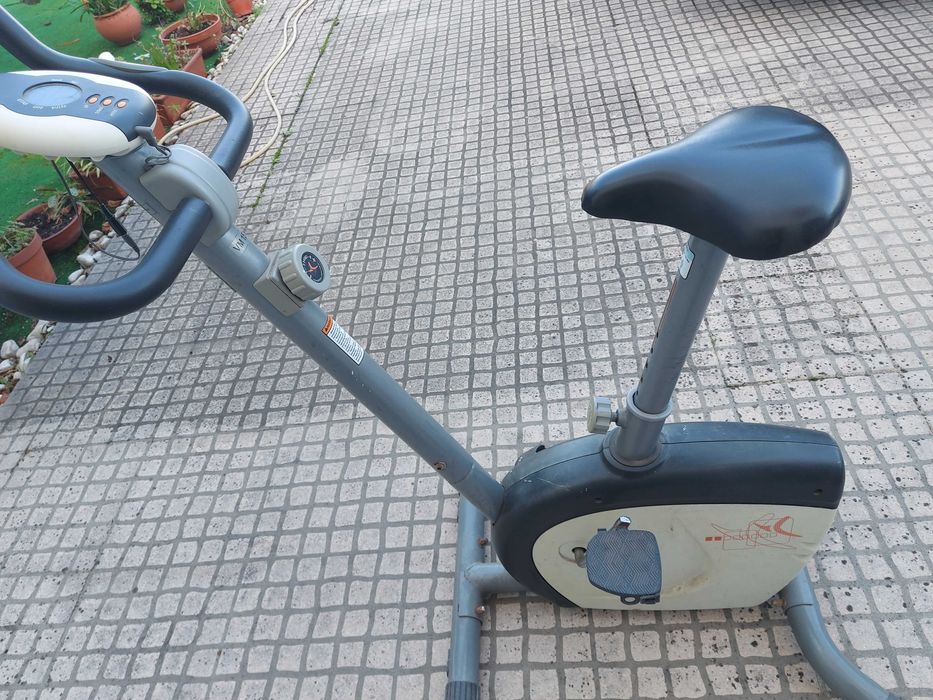 Bicicleta estática de ginástica, cinzenta e preta