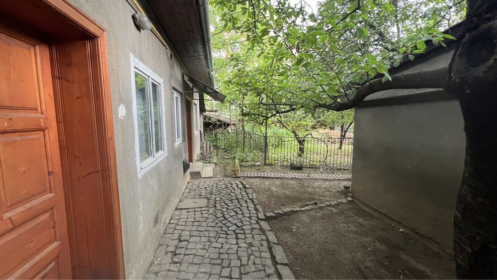 Дім на 8 сотинах престижна локація