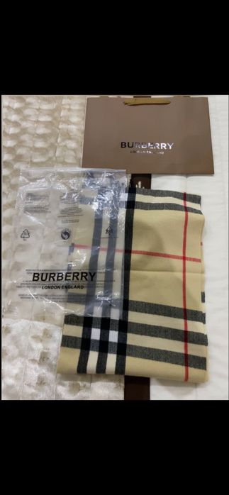 Cachecol com padrão Burberry