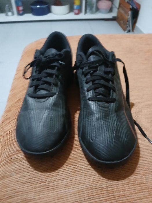 Chuteira da puma preta e rosé