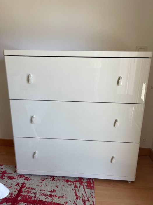 Quarto de casal - cama (estrado e colchao), mesas de cabeceira, comoda