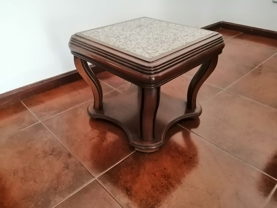 Mesa de centro com tampo granito