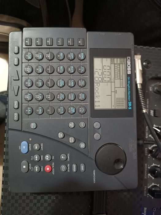 Caixa de ritmos boss DR-5