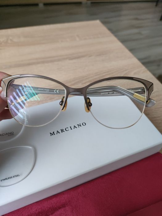 Okulary oprawki marki Guess Marciano
