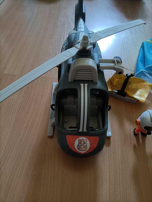 Helicóptero e bonecos pin pon