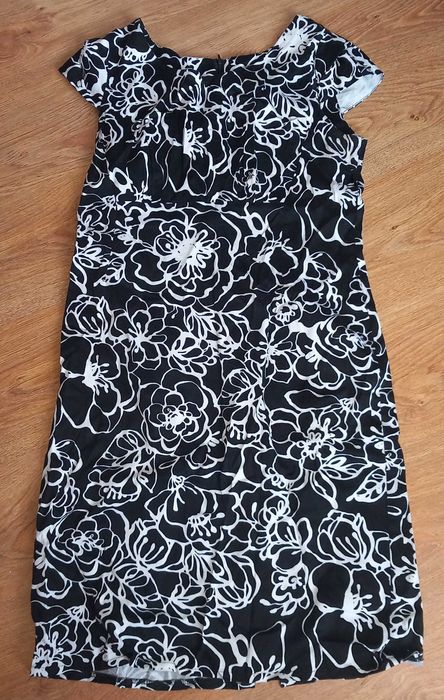 Sukienka w kwiaty biało czarna Rozm. 44