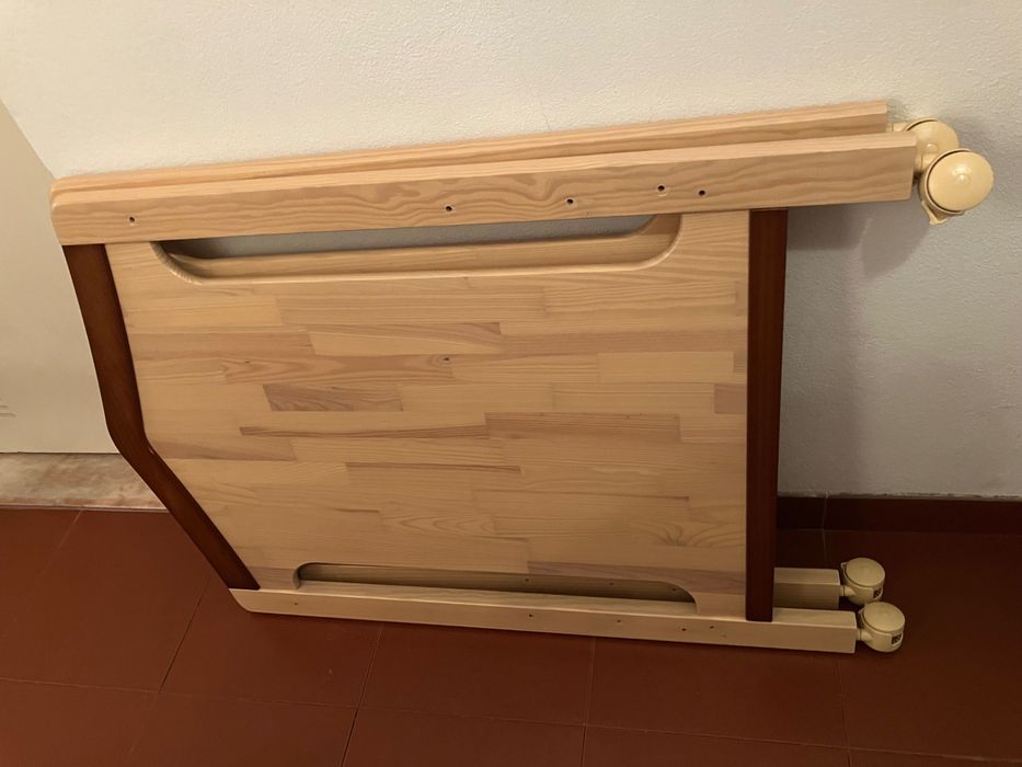 Cama de bebé em madeira