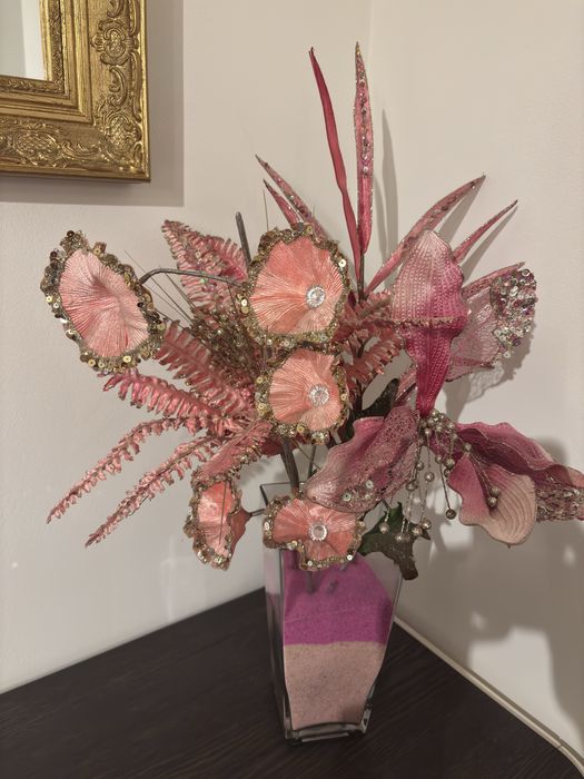 Jarra de vidro com flores artificiais e areia incluido