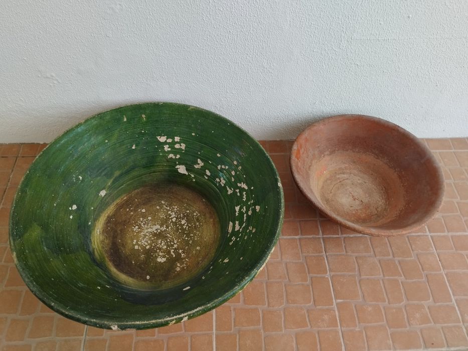 3 potes de azeite e 2 alguidares de barro antigos