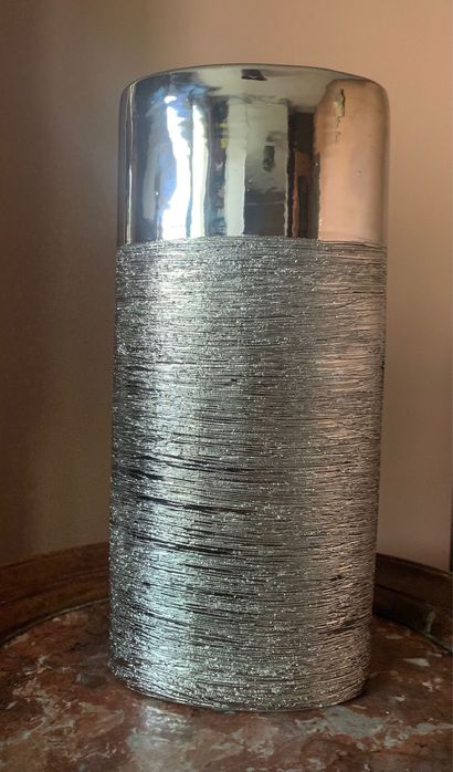 Wazon o srebnoszarym wykonczeniu.