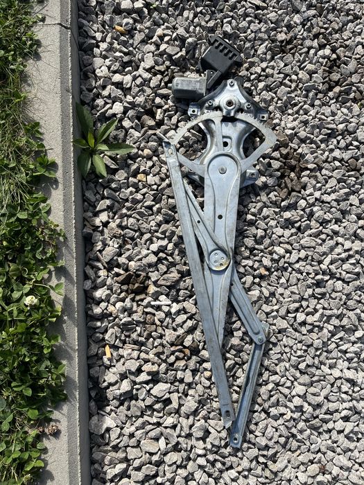 Silnik do szyby bocznej Toyota Corolla E18