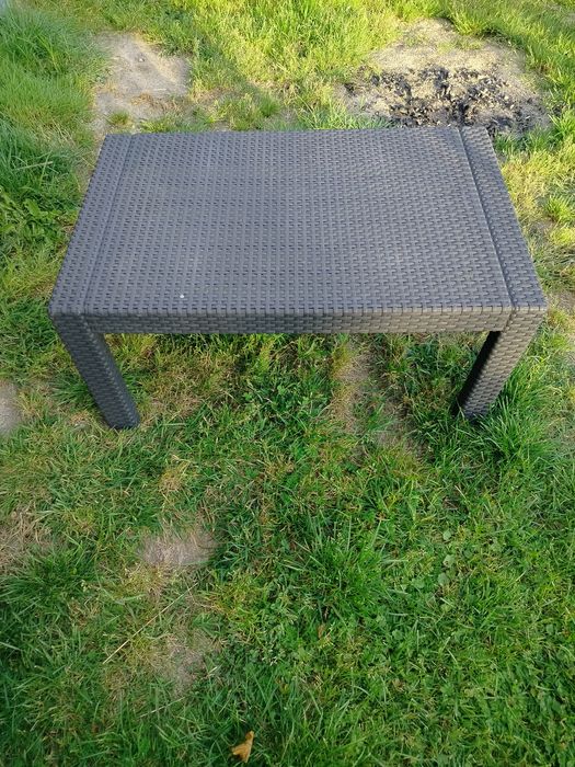 Stolik z technorattanu