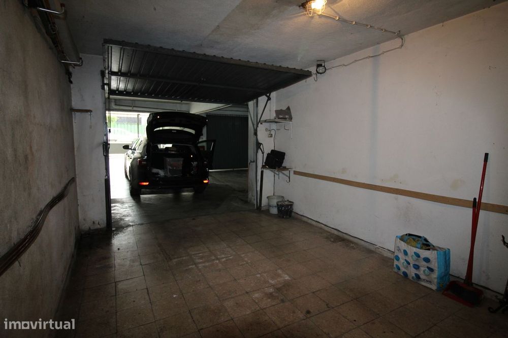 Garagem com 16m² e 2,42m de altura, localizada em Algueirão