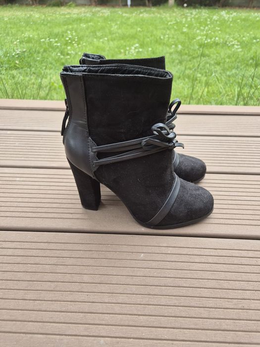 Czarne buty na obcasie marki Vices