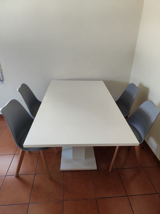 Mesa  com 4 cadeiras