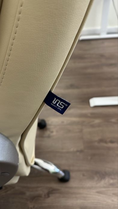 Офісне крісло бежеве ідеальний стан