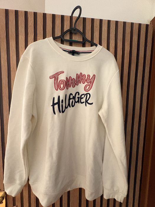 Dluga biała bluza damska