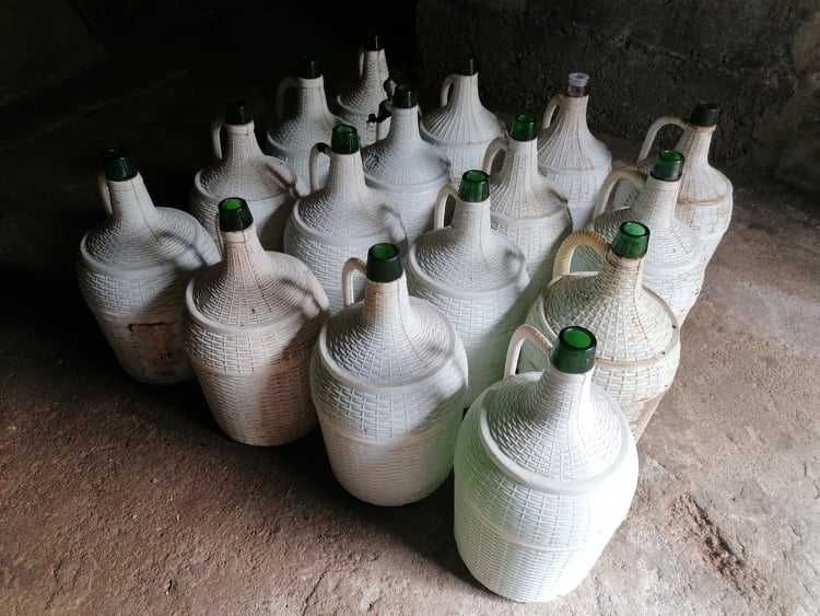 Garrafões de 5 Litros em vidro com cobertura de plástico