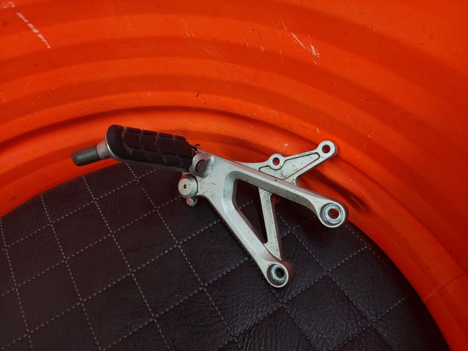 Set Prawy Honda CBR 600 F4/F4i/Sport Podnóżek mocowanie trójkąt stopka
