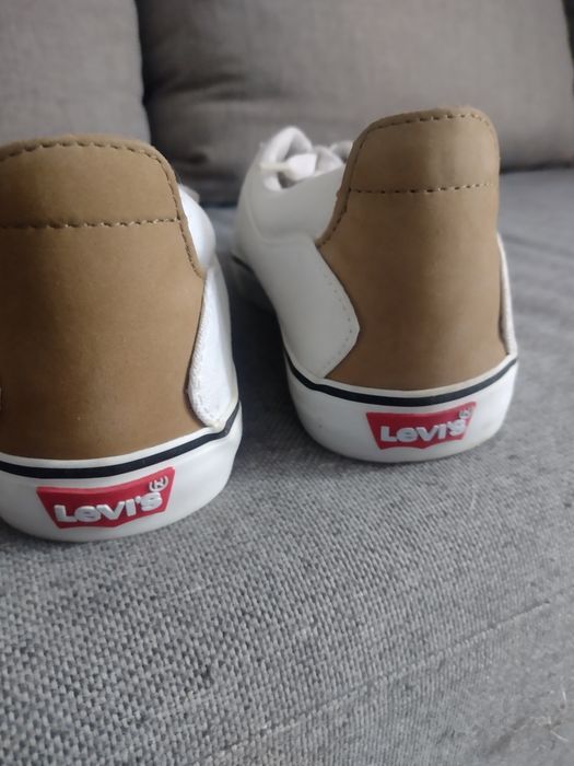 Białe trampki  levis'a