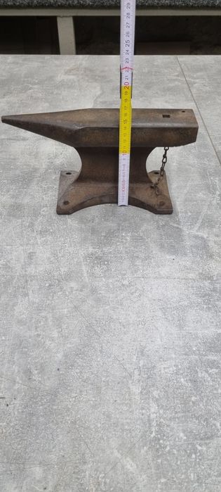 Stare małe kowadło 8 kg.