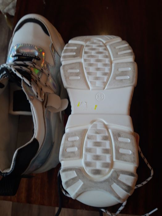 Продам красовкі 700грн