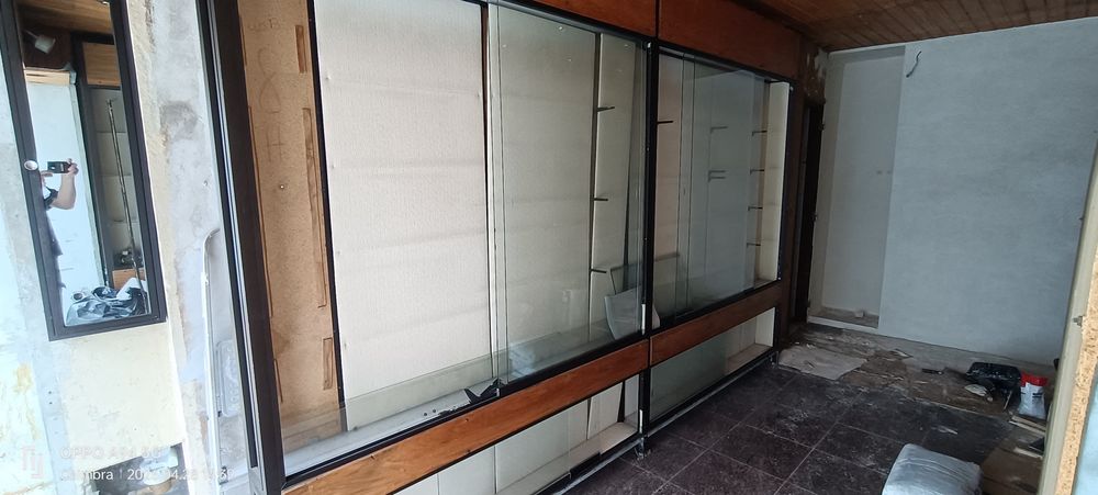 Estante/Vitrine de Exposição com Portas de Vidro de Correr e Iluminação