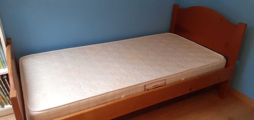 Cama de madeira em pinho fabricada à mão