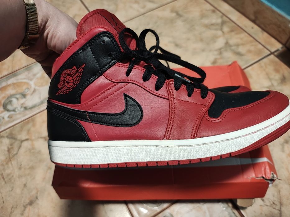 Nike Air Jordan 1 Mid Reverse Bred