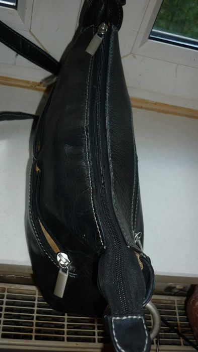 Czarna skórzana listonoszka