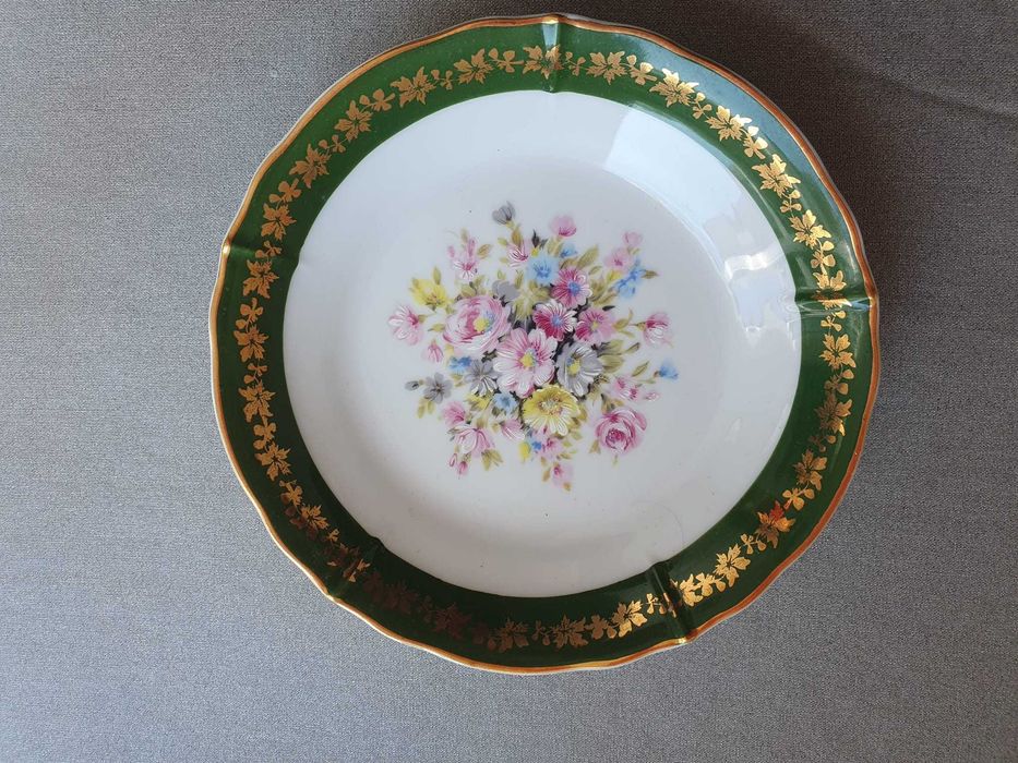 Prato com motivos florais e friso verde e dourado