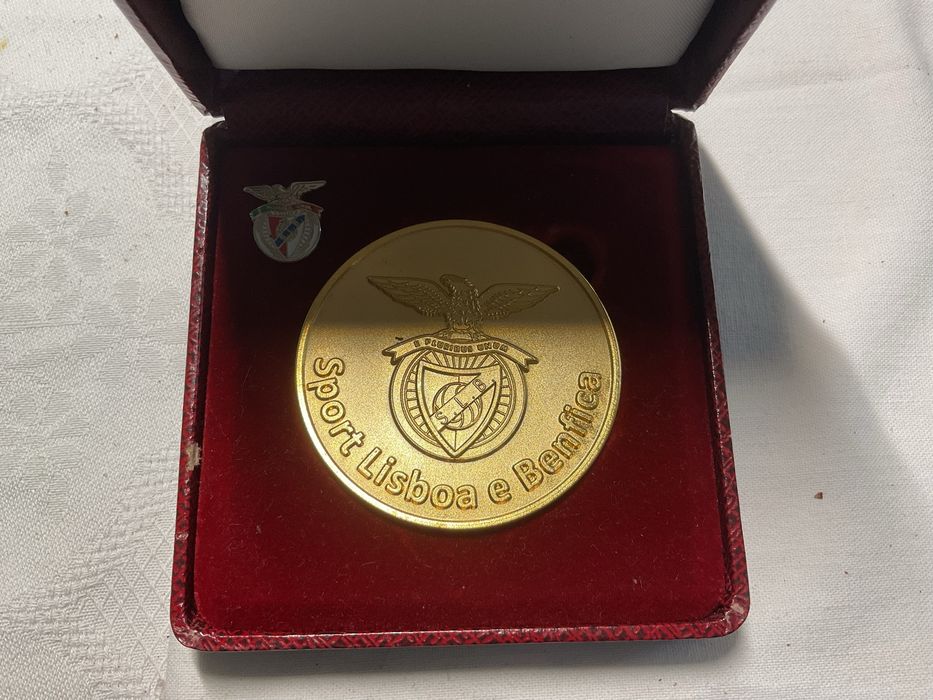 Medalha e pin do Benfica alusiva ao 35 campeonato