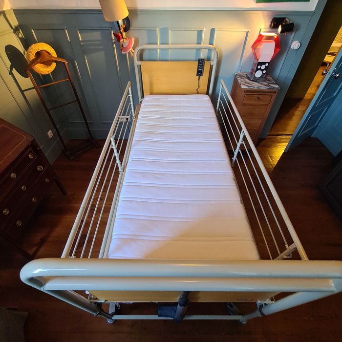 Cama Articulada Elétrica Invacare com Grades (Desmontada)