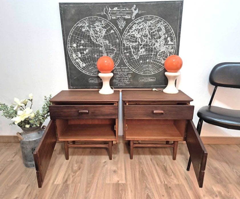 Mesa de Cabeceira Olaio / Mesa de Apoio / Vintage / Anos 60-70 / Movel / Quarto