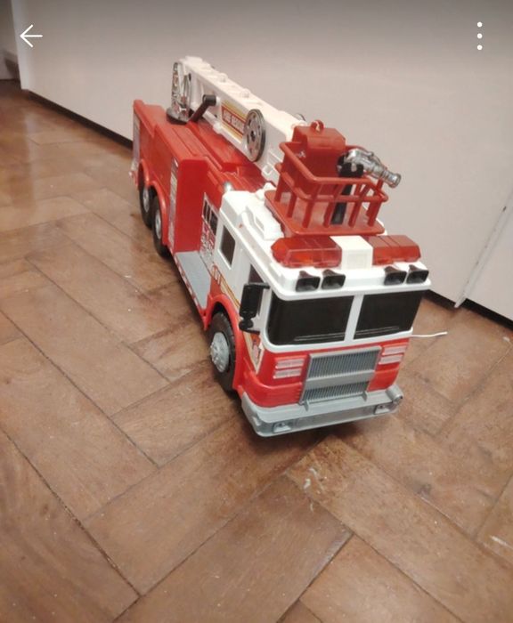 Carrinho de bombeiros faz som e tem botão musical