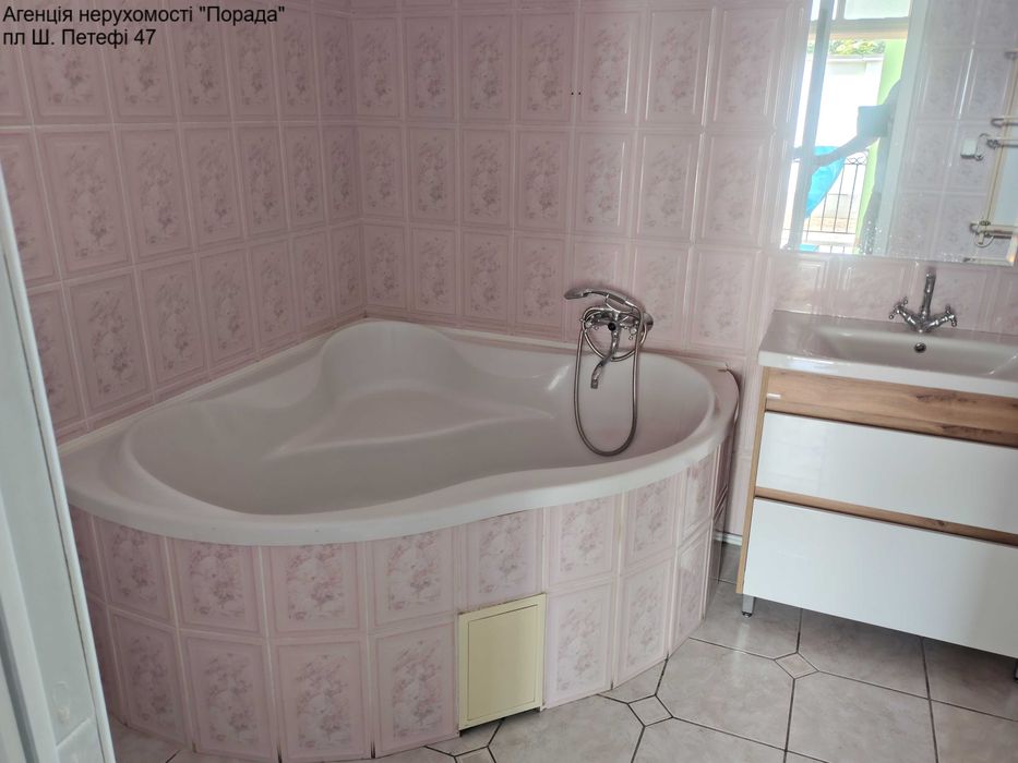 Продається будинок в центральній частині міста по вул Новака