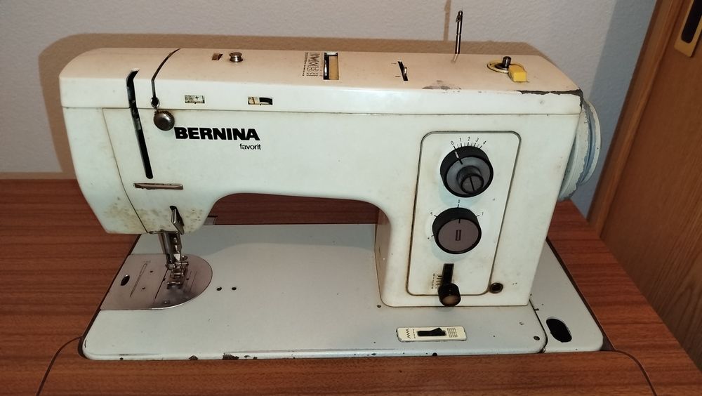 Máquina de costura com móvel - Bernina Favorit