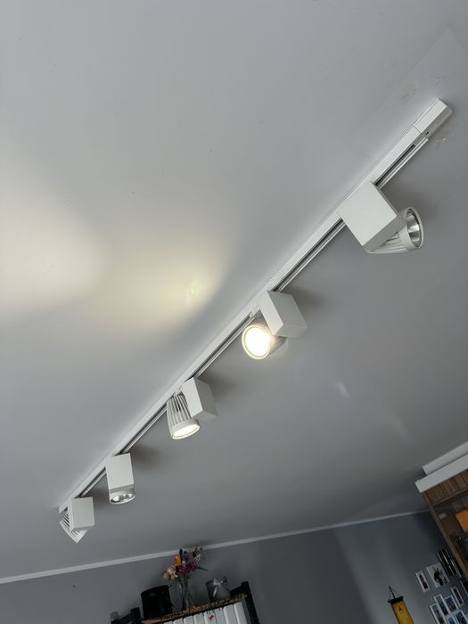 Oswietlenie szynowe z 5 lampami LED, reflektorami