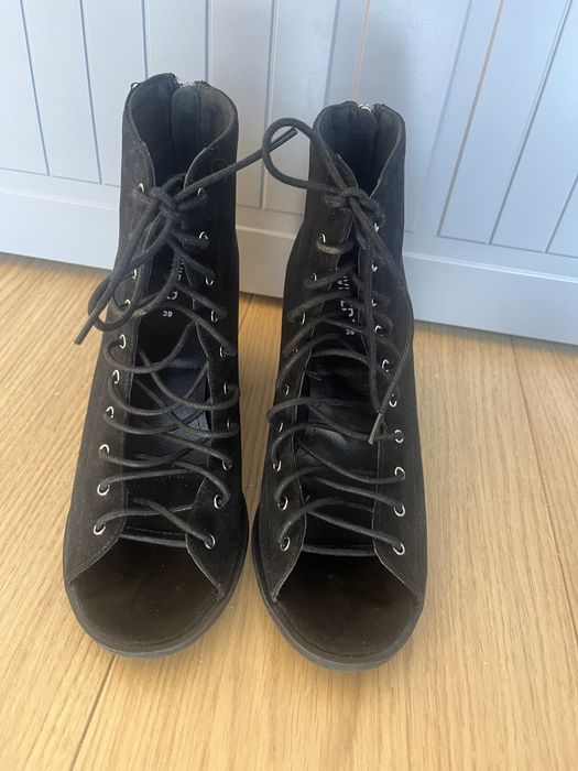 Buty na obcasie, wiązane, z odkrytymi palcami