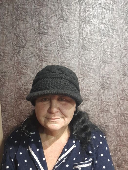 Шапочка с козырьком.