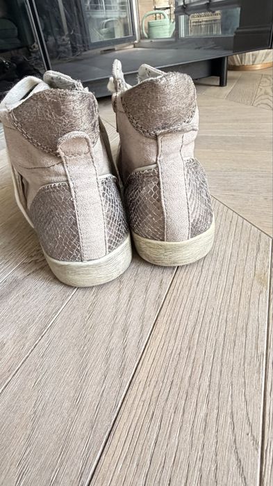 Buty stella vs Golden Goose model Mid Star