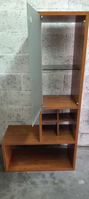 Belíssimo móvel estante em madeira com prateleira e porta em vidro.
Ex