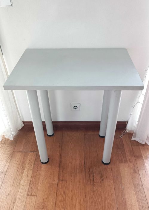 Pequena mesa de apoio cinzenta