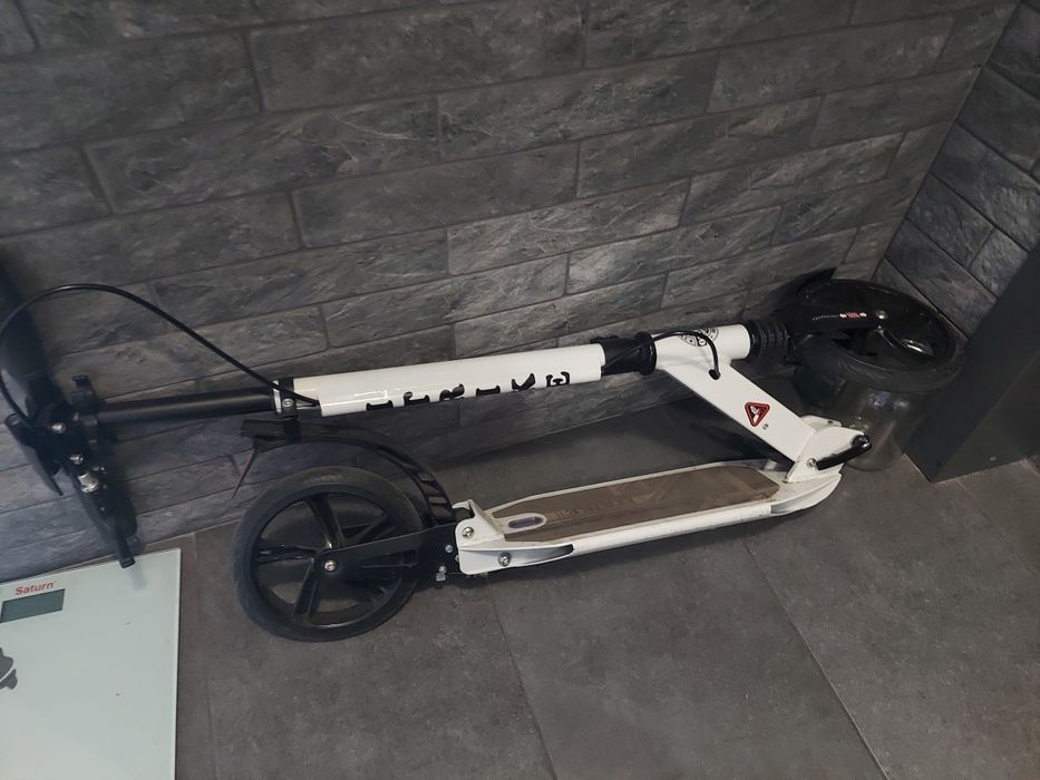 Гарний, надійний самокат